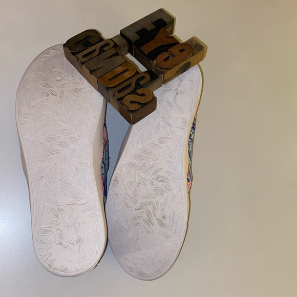 🌴LILLY PULITZER ‘Julie’ Sneaker in Lapis Blue Beach Club Blossoms Print - Picture 16 of 16